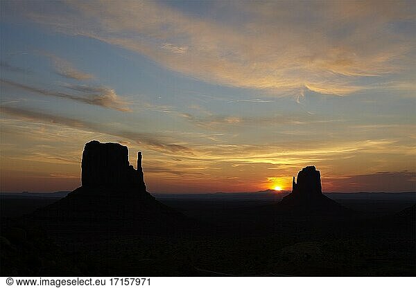 Sonnenaufgang im Monument Valley  Arizona  Vereinigte Staaten.