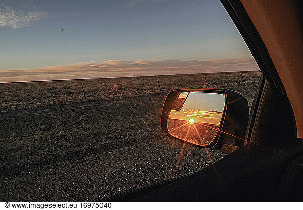 Sonnenaufgang im Rückspiegel eines Autos im mittleren Westen der USA reflektiert