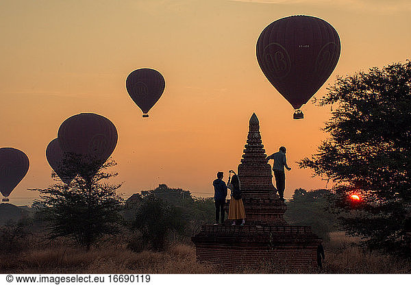 Sonnenaufgang in Bagan voller Luftballons