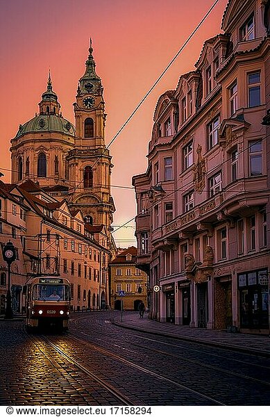 Sonnenaufgang in der Prager Straßenbahn.