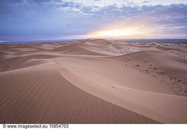 Sonnenaufgang in der Wüste Sahara mit Dünen