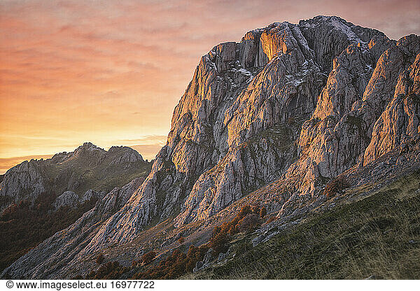 Sonnenaufgang Licht auf den Bergen Felsen