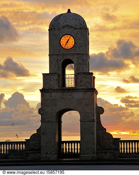 Sonnenaufgang vom ehemaligen Standort des alten Palm Beach Pier am Palm Beach ist