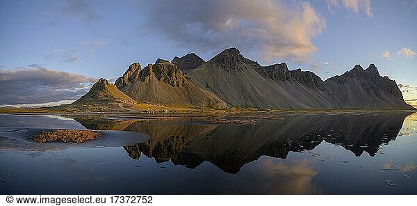 Sonnenaufgang  Wasserspiegelung  Klifatindur mit Vestrahorn  Höfn  Austurland  Island  Europa