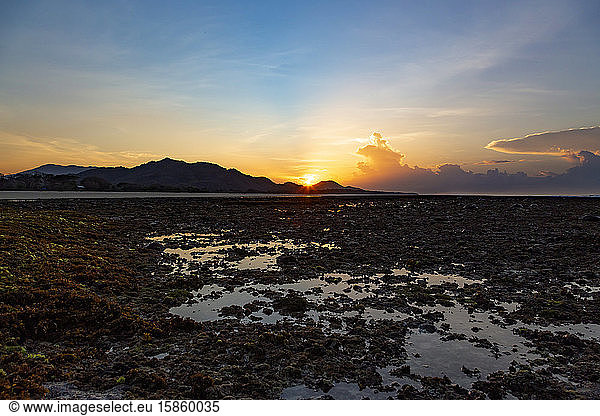 Sonnenaufgangslandschaft  Insel Sumbawa  Indonesien