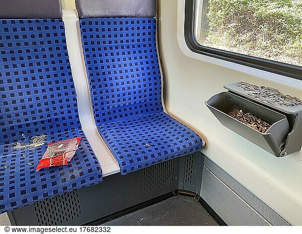 Sonnenblumenkerne  verschmutzter Sitzbereich  S-Bahn  Stuttgart  Baden-Württemberg  Deutschland  Europa