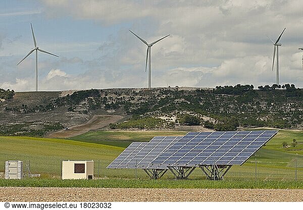 Sonnenenergiepaneele und Windturbinen auf offener Ebene  Kastilien und León  Spanien  Mai  Europa