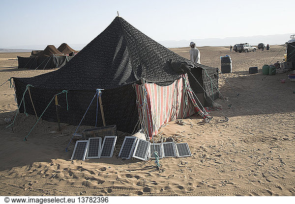 Sonnenkollektoren vor dem Nomadenzelt in der Sahara Zagora  Marokko