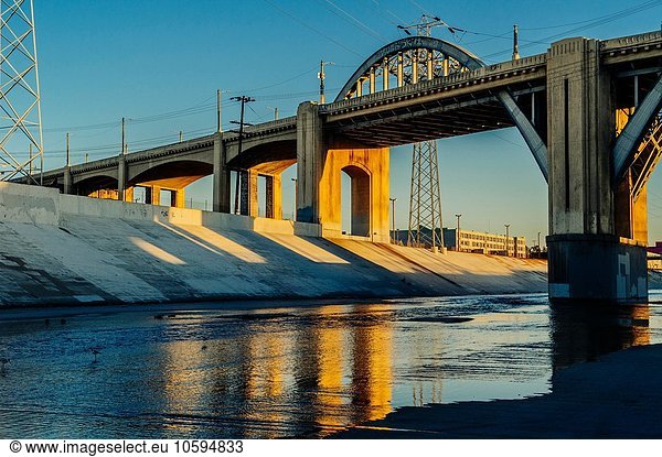 Sonnenlicht am Los Angeles Flussufer und 6. Straßenbrücke  Los Angeles  Kalifornien  USA