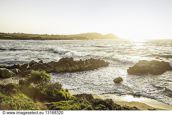 Sonnenlicht über dem Meer  Gebiet Monterey Bay  Kalifornien  USA