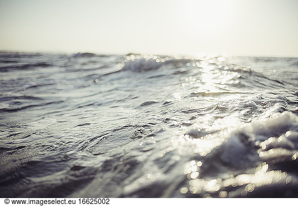 Sonnenlicht reflektiert auf dem Meerwasser