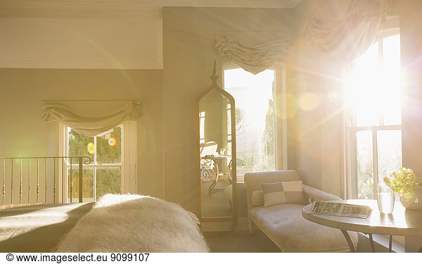 Sonnenschein im Luxus-Schlafzimmer