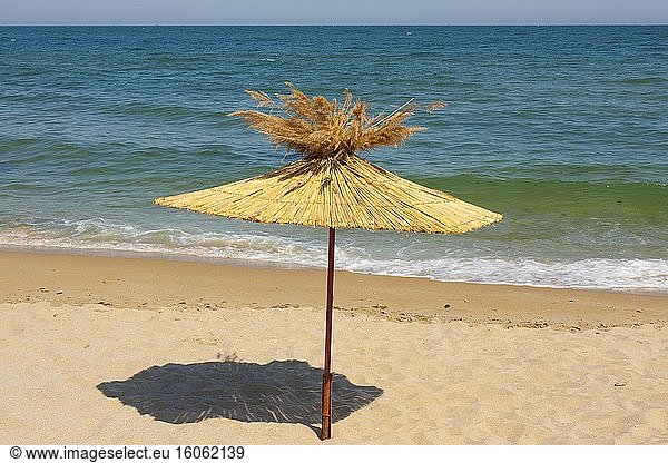 Sonnenschirm am Strand  Kurort St. Konstantin und Helena  Provinz Varna  Bulgarien  Europa