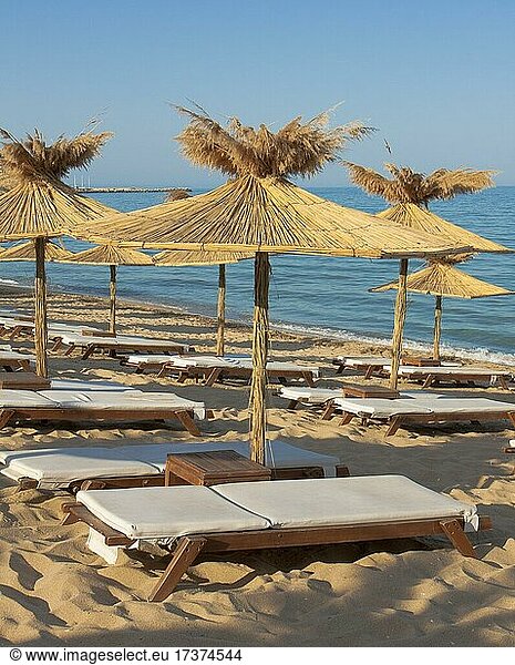 Sonnenschirme am Sandstrand  Ferienort St. Konstantin und Helena  Provinz Varna  Bulgarien  Europa
