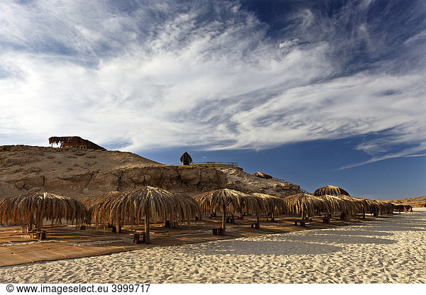 Sonnenschirme am Strand,  Mahmya,  Giftun Insel,  Hurghada,  Ägypten,  Afrika,  Rotes Meer