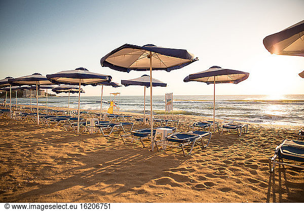 Sonnenschirme und leere Liegestühle am Strand  Varna  Bulgarien