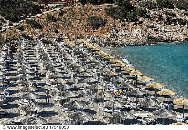 Sonnenschirme und Sonnenliegen am Strand Kreta Griechenland Europa