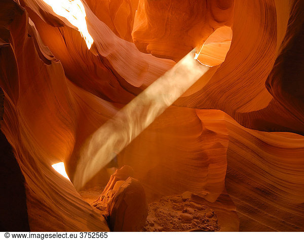 Sonnenstrahl und Sandsteinformationen im Lower Antelope Canyon  Slot Canyon Arizona  USA  Nordamerika