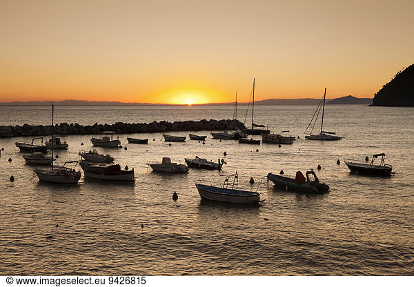 Sonnenuntergang am Hafen von Levanto  Riviera de Levanto  Cinque Terre  Ligurien  Italien