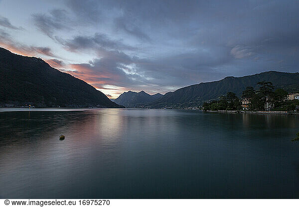 Sonnenuntergang am Lago D'Iseo Italien  Langzeitbelichtung.