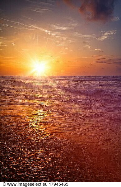 Sonnenuntergang am Meer  Hikkaduwa  Sri Lanka. Mit Streulicht und Linsenreflexion