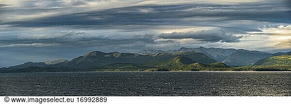 Sonnenuntergang am Nahuel Huapi See (Lago Nahuel Huapi)  Bariloche (auch bekannt als San Carlos de Bariloche)  Rio Negro Provinz  Patagonien  Argentinien