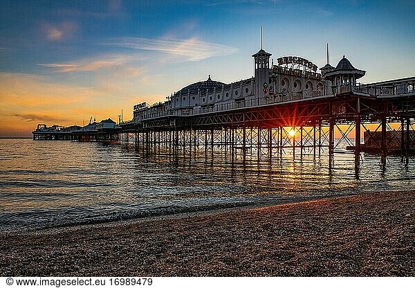Sonnenuntergang am Palace Pier  Brighton  East Susees  England  Vereinigtes Königreich.