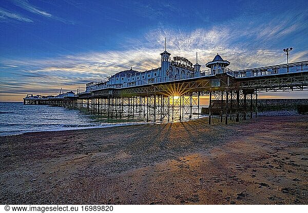 Sonnenuntergang am Palace Pier  Brighton  East Susees  England  Vereinigtes Königreich.