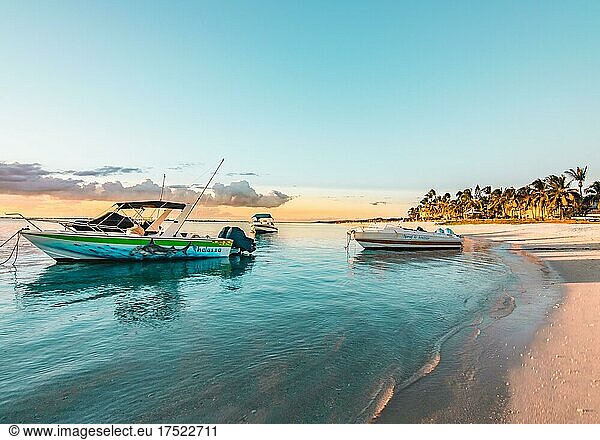 Sonnenuntergang am Sandstrand  Badestrand von Flic en Flac  mit Booten im seichten wasser  Mauritius  Afrika