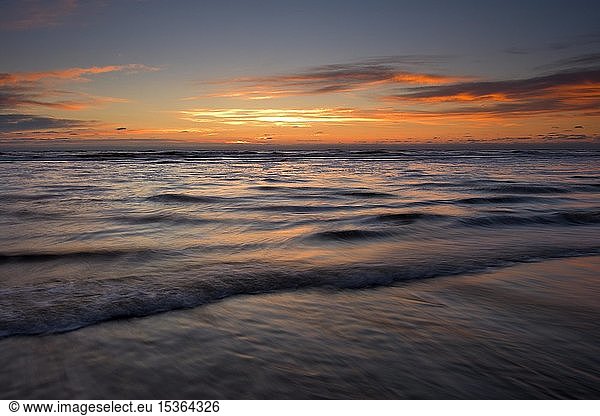 Sonnenuntergang am Strand der Nordsee  Texel  Nordholland  Niederlande