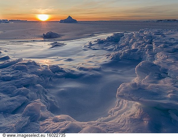 Sonnenuntergang am Ufer der zugefrorenen Diskobucht. Disko-Bucht im Winter  Westgrönland. Amerika  Nordamerika  Grönland  Dänemark