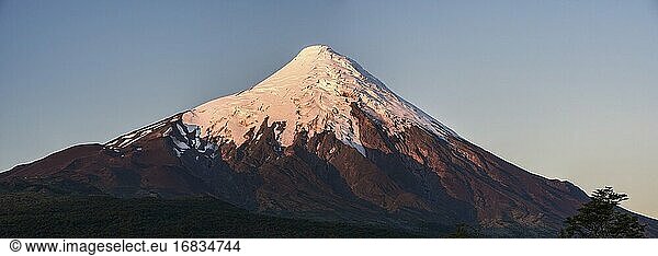 Sonnenuntergang am Vulkan Osorno  Nationalpark Vicente Perez Rosales  Chilenische Seenplatte  Chile