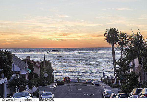 Sonnenuntergang an der Küste von der Marine Street aus gesehen. La Jolla  Kalifornien.