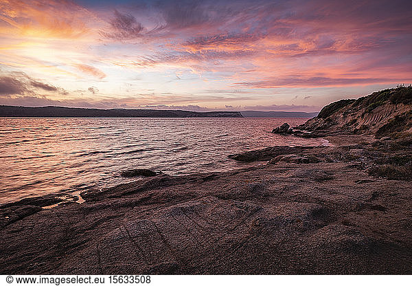Sonnenuntergang an einer Bucht  Gurgazu  Corse-du-Sud  Korsika  Frankreich