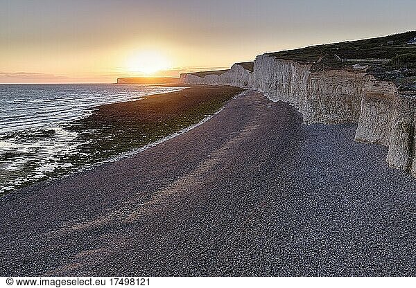 Sonnenuntergang an Kreideküste mit Kiesstrand  Seven Sisters  Gegenlicht  Birling Gap  East Sussex  South Downs  England  Großbritannien  Europa
