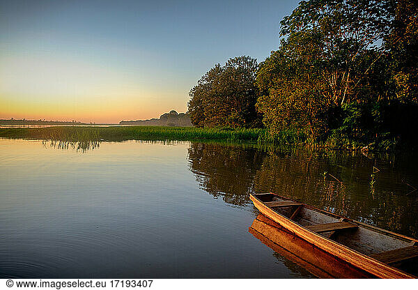 Sonnenuntergang auf dem Amazonas bei Mocagua  Amazonas  Kolumbien