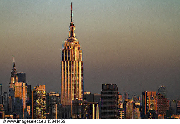 Sonnenuntergang auf dem Empire State Building in New York City  New York.
