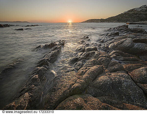 Sonnenuntergang auf dem Meer und Felsen  Insel Antiparos  Kykladen  Griechische Inseln  Griechenland  Europa