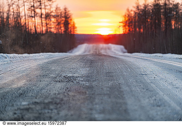 Sonnenuntergang auf der Straße der Knochen  Republik Sacha (Jakutien)  Russland  Eurasien