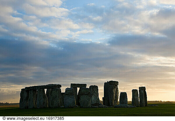 Sonnenuntergang bei Stonehenge  einem prähistorischen Monument in Wiltshire  England