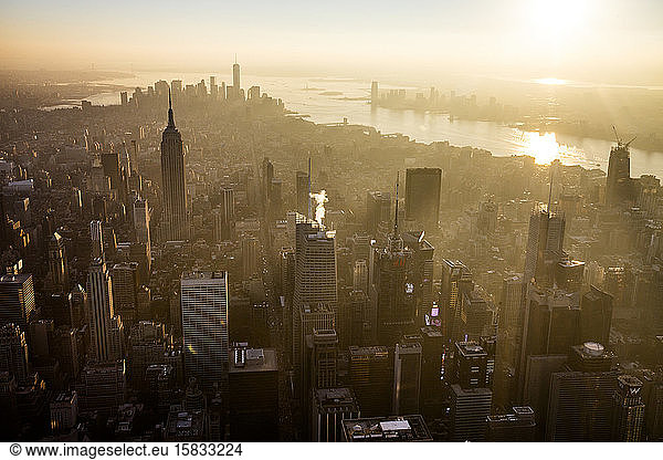 Sonnenuntergang über dem Empire State Building und Midtown Manhattan  NYC