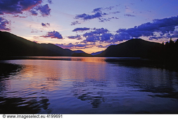 Sonnenuntergang über dem Fjord - Südost Alaska  USA