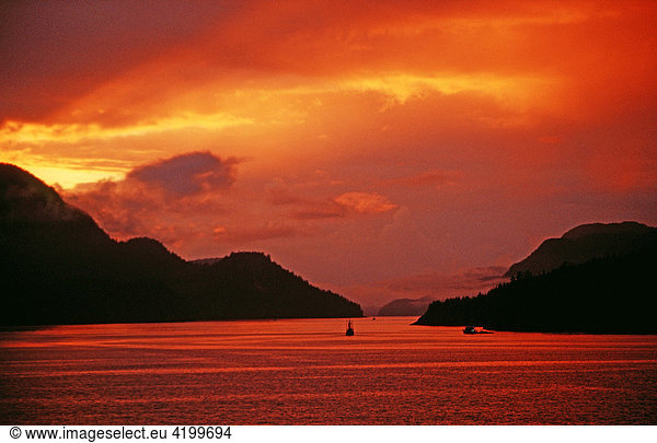 Sonnenuntergang über dem Fjord - Südost Alaska  USA