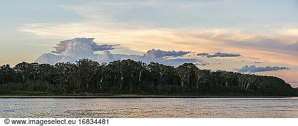 Sonnenuntergang über dem Fluss im Amazonas-Dschungel von Peru  Tambopata National Reserve  Peru
