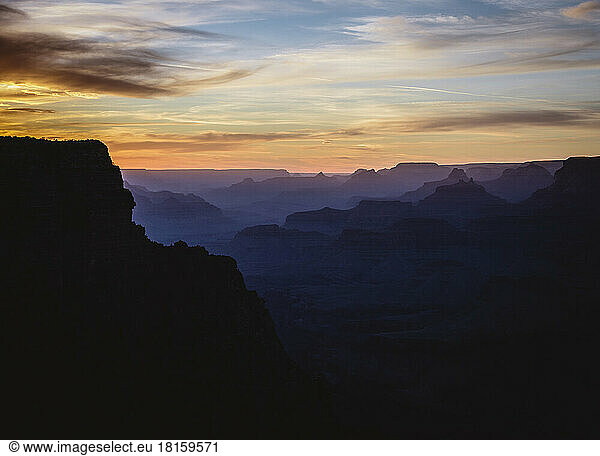 Sonnenuntergang über dem Grand Canyon National Park  Arizona aus Sicht der Wüste