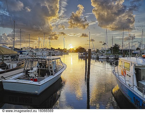 Sonnenuntergang über dem Gulf Intercoastal Waterway in Venice Florida an der Golfküste von Florida in den Vereinigten Staaten.