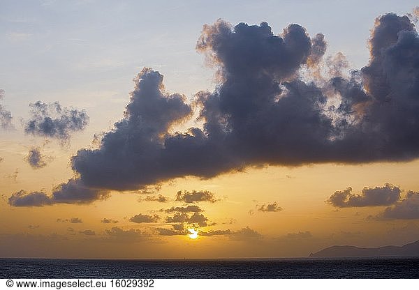 Sonnenuntergang über dem karibischen Meer St. Vincent Antillas.