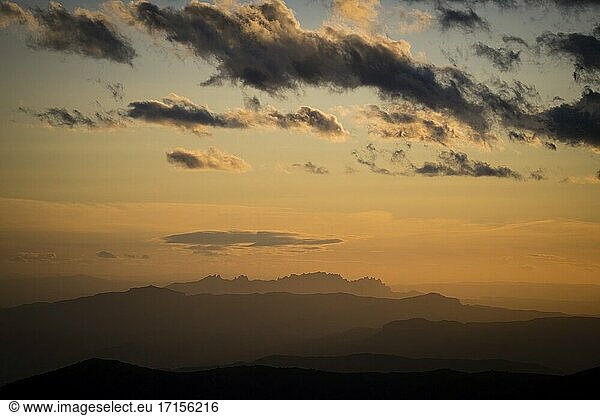 Sonnenuntergang über dem Montserrat-Massiv. Provinz Barcelona. Katalonien. Spanien.