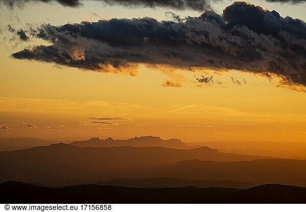 Sonnenuntergang über dem Montserrat-Massiv. Provinz Barcelona. Katalonien. Spanien.