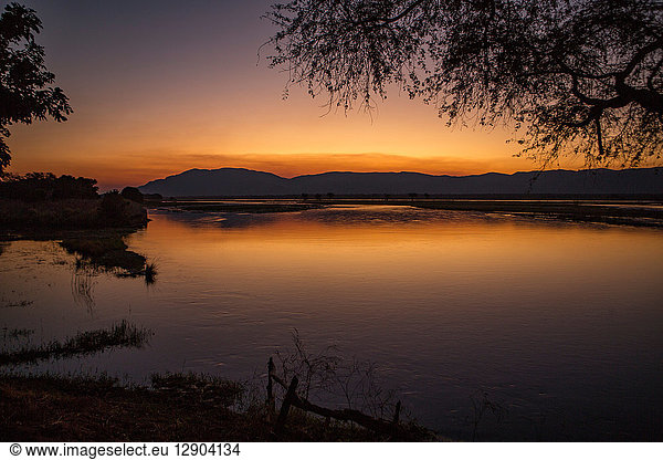 Sonnenuntergang über dem Sambesi RIver  Mana Pools  Simbabwe